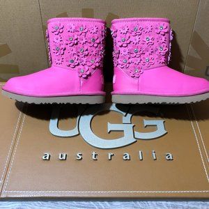 NEW YOUTH / WOMENS UGG CLASSIC SHORT II PETALS PINK BIG KID